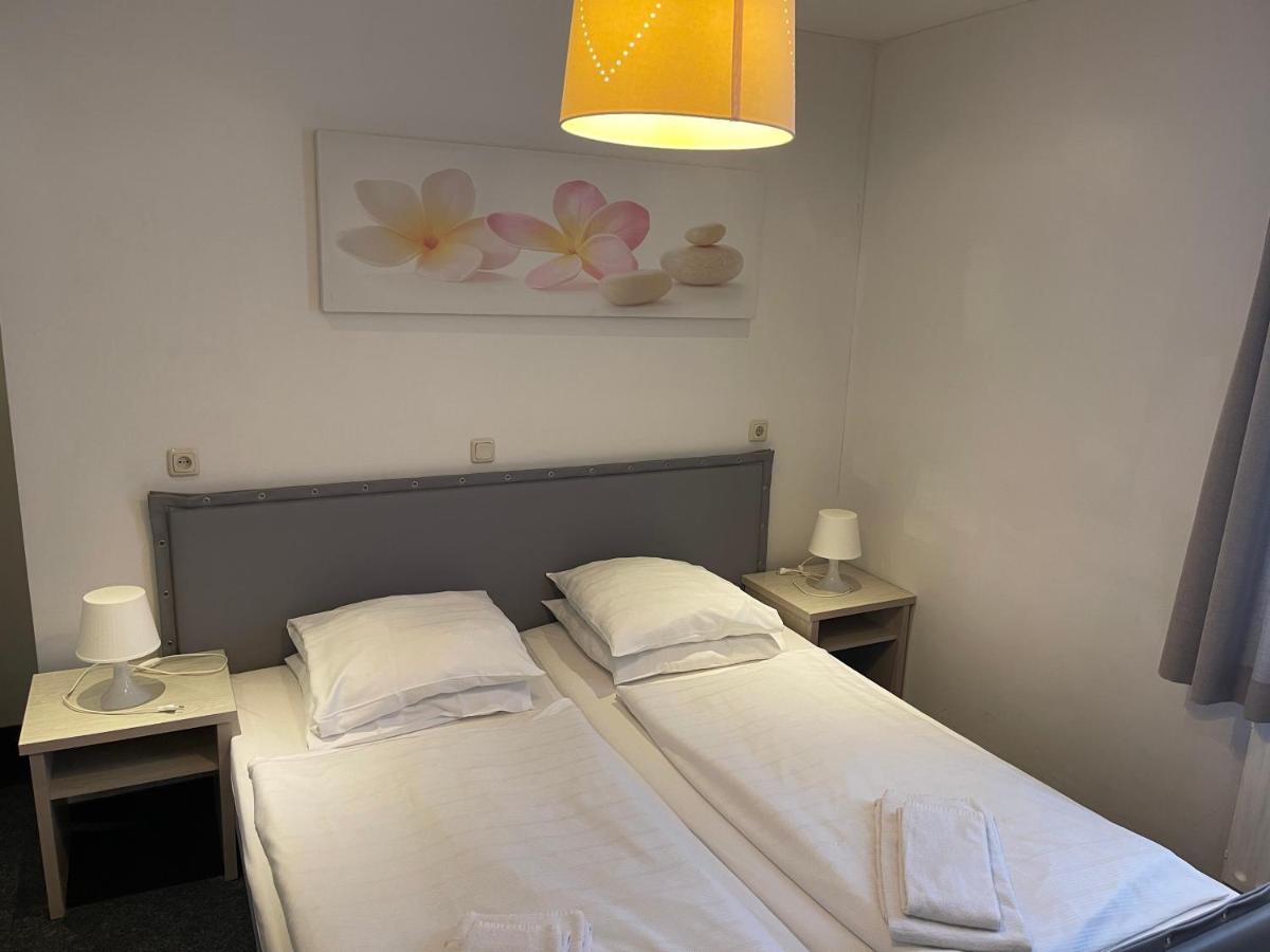 Hotel Restaurant La Piazza Valkenburg aan de Geul Esterno foto