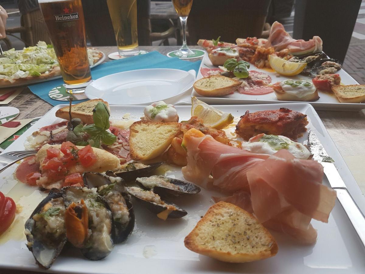 Hotel Restaurant La Piazza Valkenburg aan de Geul Esterno foto