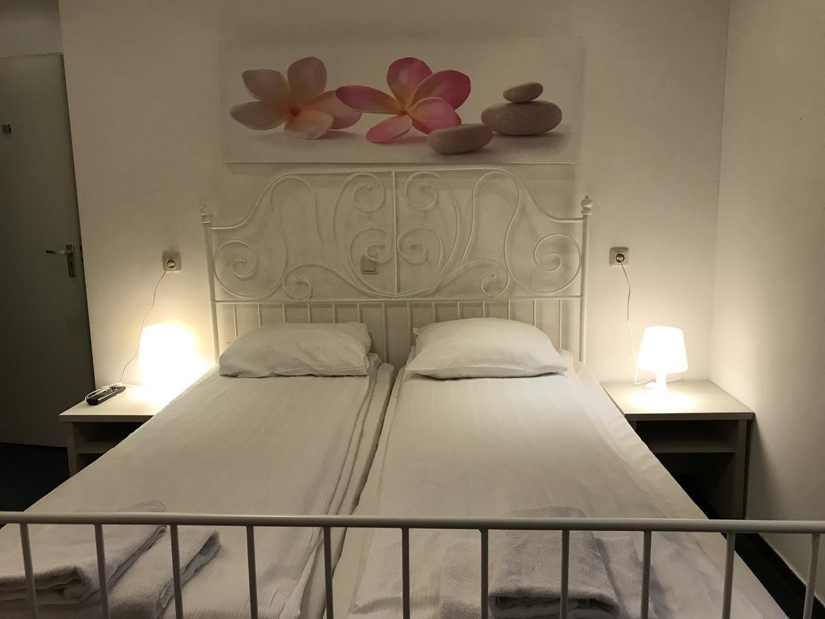 Hotel Restaurant La Piazza Valkenburg aan de Geul Esterno foto