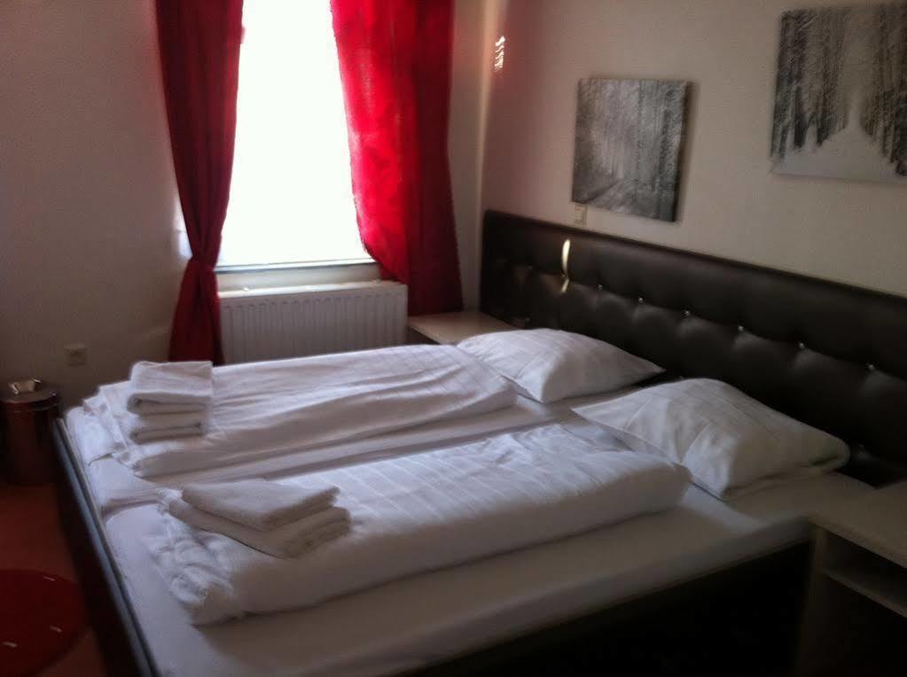 Hotel Restaurant La Piazza Valkenburg aan de Geul Esterno foto